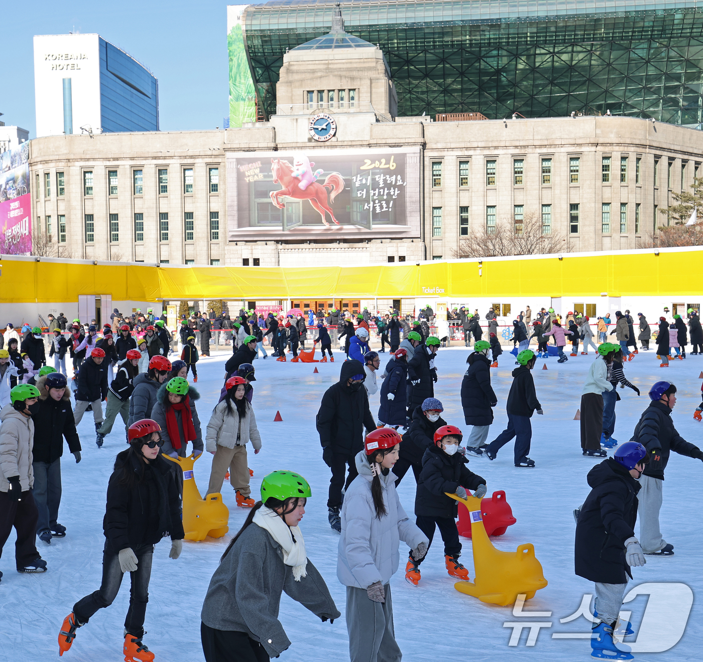 (서울=뉴스1) 오대일 기자 = 겨울철 서울 도심 대표 명소로 자리매김한 서울광장 스케이트장 폐장일인 8일 오후 시민들이 스케이트를 즐기며 막바지 겨울 정취를 만끽하고 있다.  2 …