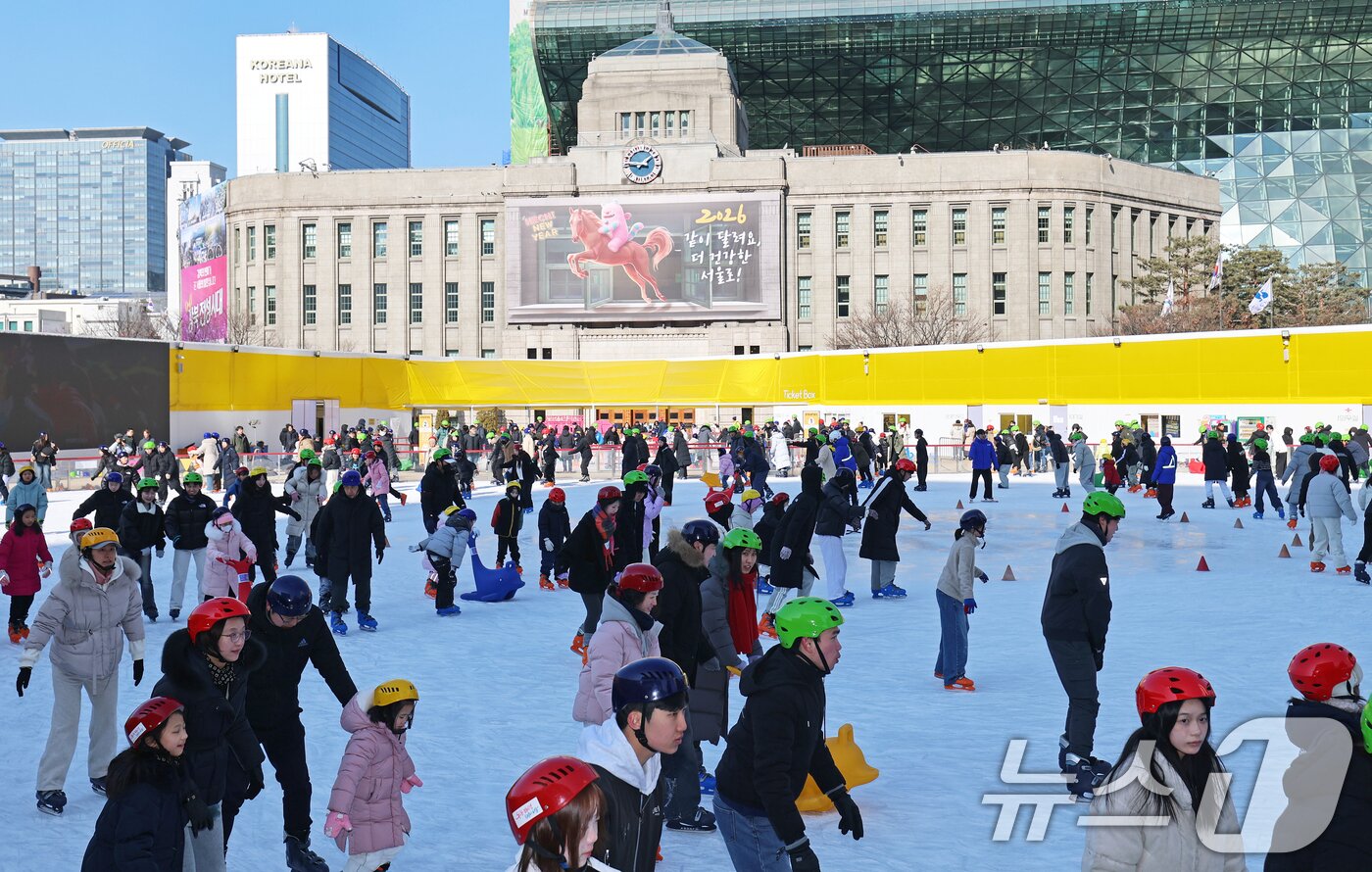 본문 이미지 - 겨울철 서울 도심 대표 명소로 자리매김한 서울광장 스케이트장 폐장일인 8일 오후 시민들이 스케이트를 즐기며 막바지 겨울 정취를 만끽하고 있다. 2026.2.8 ⓒ 뉴스1 오대일 기자