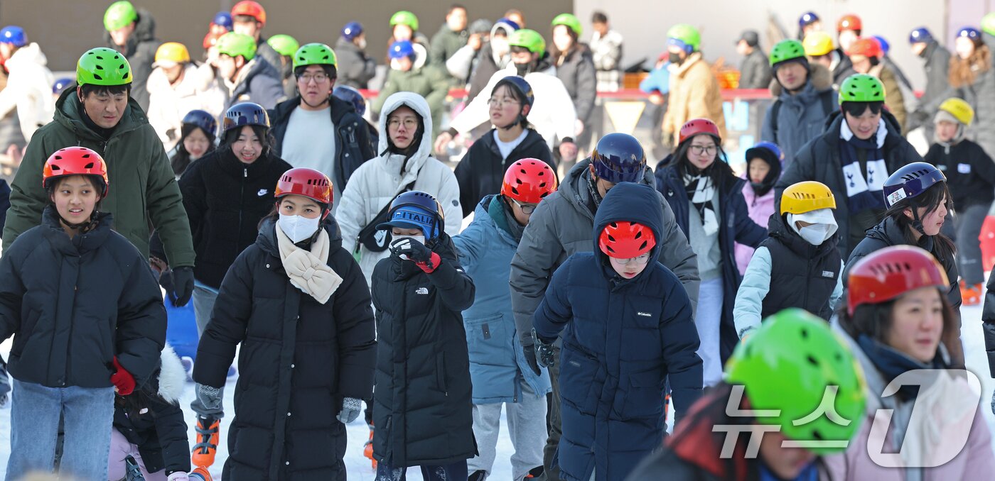 본문 이미지 - 겨울철 서울 도심 대표 명소로 자리매김한 서울광장 스케이트장 폐장일인 8일 오후 시민들이 스케이트를 즐기며 막바지 겨울 정취를 만끽하고 있다. 2026.2.8 ⓒ 뉴스1 오대일 기자