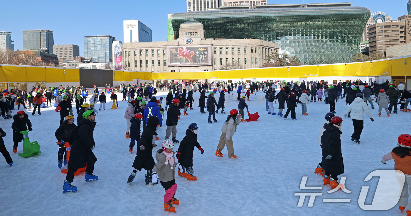 (서울=뉴스1) 오대일 기자 = 겨울철 서울 도심 대표 명소로 자리매김한 서울광장 스케이트장 폐장일인 8일 오후 시민들이 스케이트를 즐기며 막바지 겨울 정취를 만끽하고 있다.  2 …