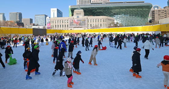인파 몰린 서울광장 스케이트장