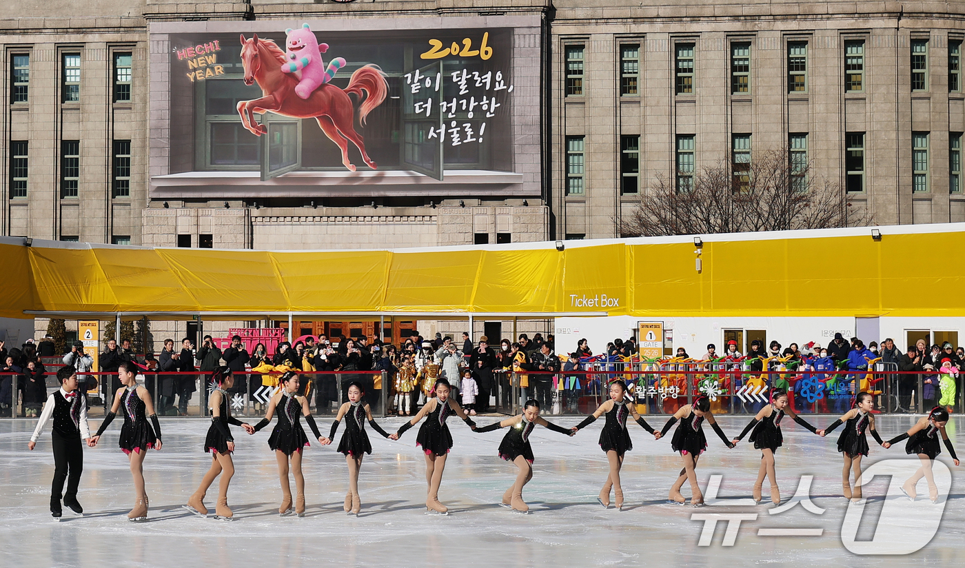 (서울=뉴스1) 오대일 기자 = 겨울철 서울 도심 대표 명소로 자리매김한 서울광장 스케이트장이 폐장한 8일 오후 스케이트장 메인링크에서 리라피겨그룹 선수들이 피날레 공연을 선보이고 …