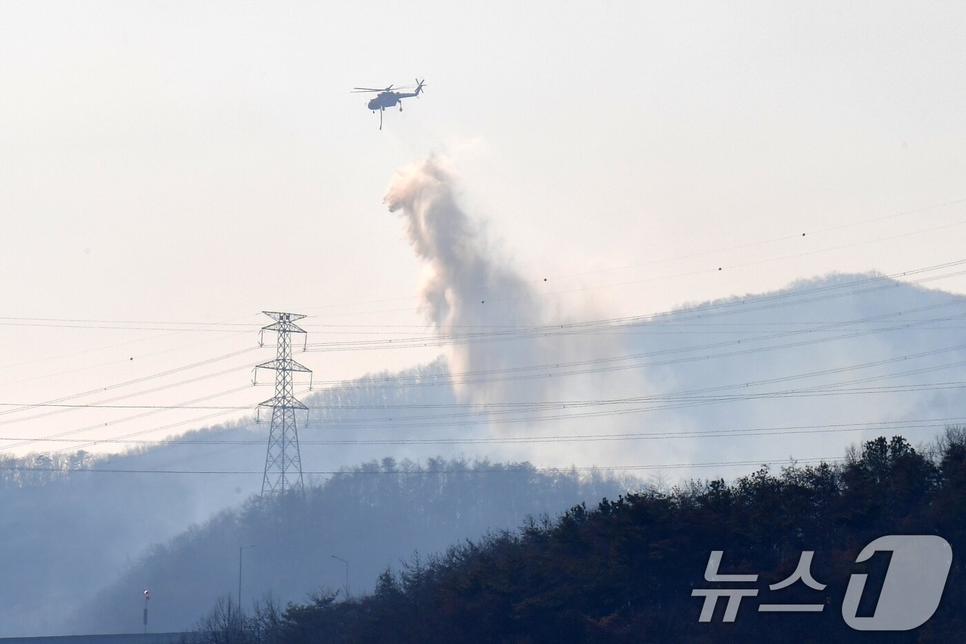 본문 이미지 - 8일 오후 경북 경주시 문무대왕면 입천리의 산불이 강풍을 타고 확산되자 산림청 초대형 핼기(S-64)가 공중에서 물을 투하하고 있다. 문무대왕면 산불에 대해 정부는 이날 오후 국가소방동원령을 발령했다.2026.2.8 ⓒ 뉴스1 최창호 기자