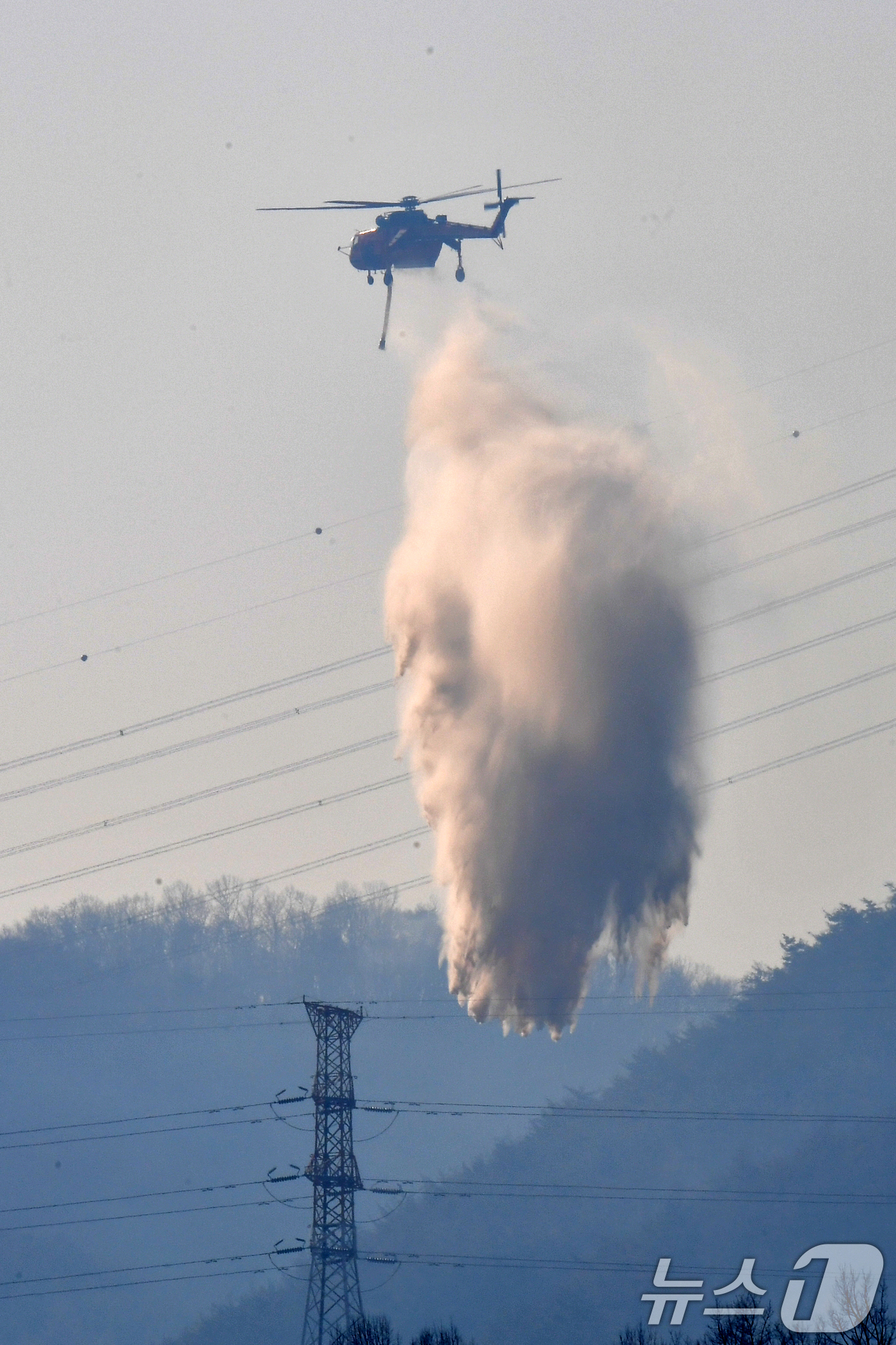 (경주=뉴스1) 최창호 기자 = 8일 오후 경북 경주시 문무대왕면 입천리에서 발생한 산불이 강풍을 타고 확산되고 있는 가운데 산림청 초대형 핼기(S-64)가 송전선로를 피해 진화 …