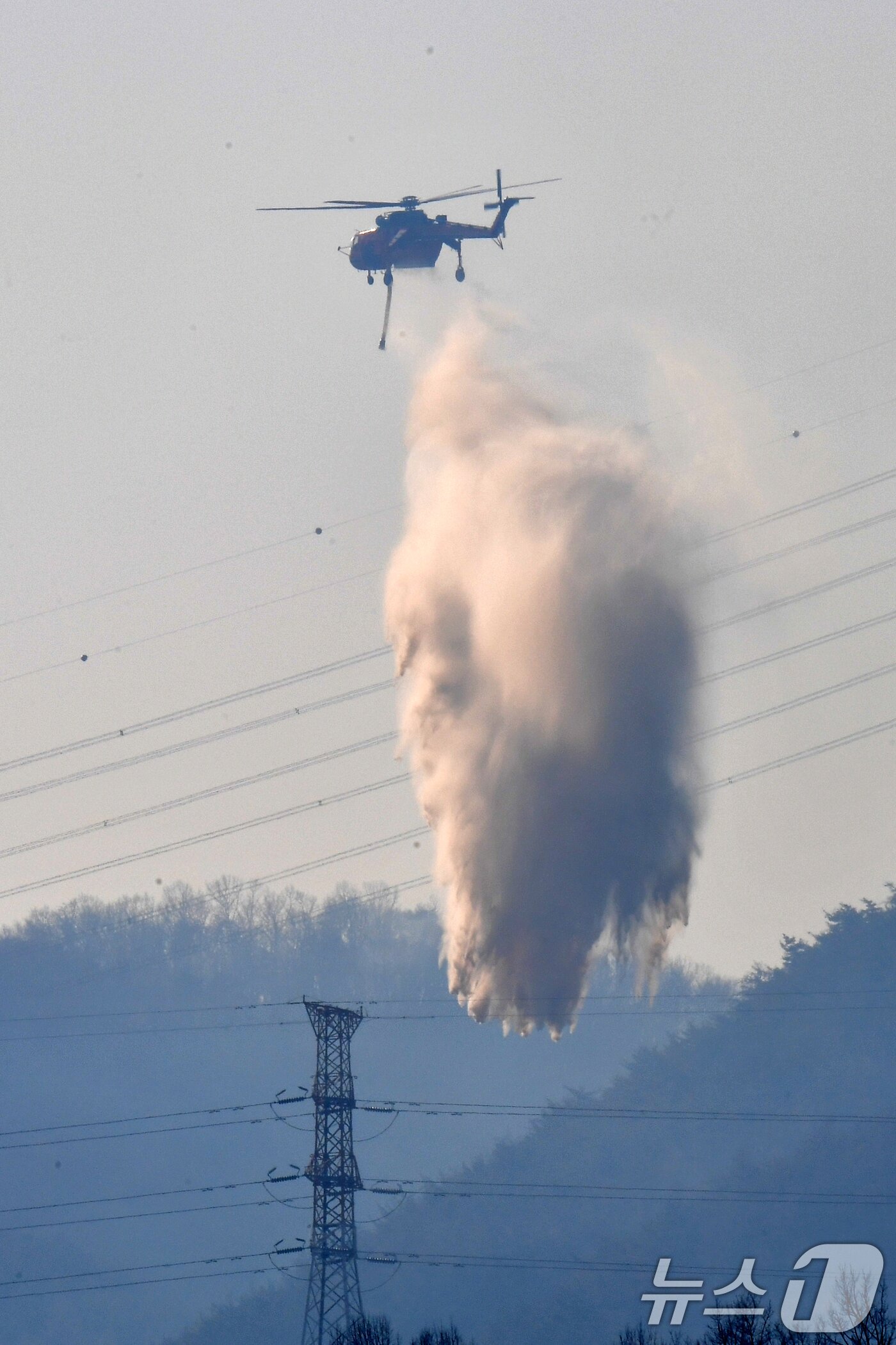 본문 이미지 - 8일 오후 경북 경주시 문무대왕면 입천리에서 발생한 산불이 강풍을 타고 확산되고 있는 가운데 산림청 초대형 핼기(S-64)가 송전선로를 피해 진화 작업을 벌이고 있다. 이날 오후 정부는 신속한 진화를 위해 국가소방동원령을 발령했다. 2026.2.8 ⓒ 뉴스1 최창호 기자