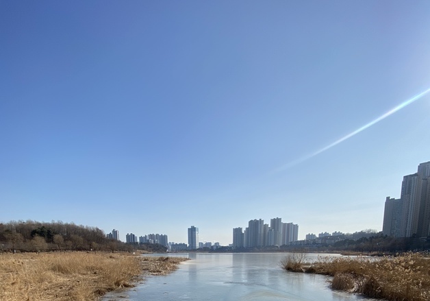 "답답해서 나왔는데 너무 추워요"…수원 야외 나들이 시민들 '후덜덜'