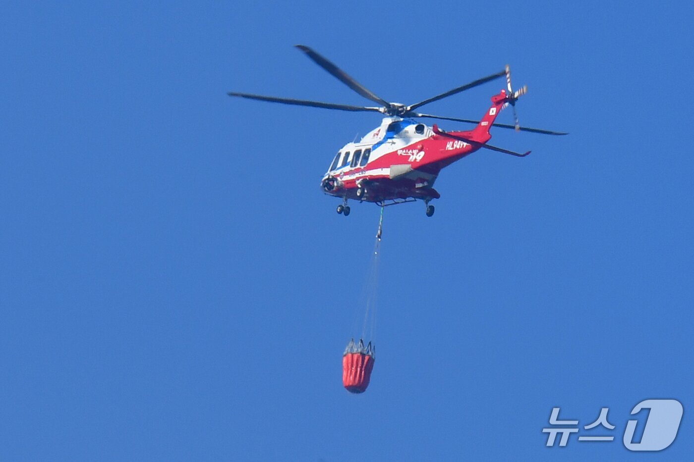 본문 이미지 - 경북 경주시 문무대왕면 산불 현장에 투입된  소방헬기.  2026.2.8 ⓒ 뉴스1 최창호 기자 