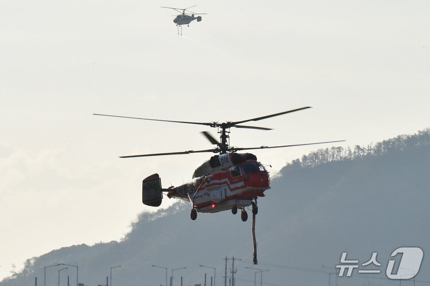 본문 이미지 - 경북 경주시 문무대왕면 산불 현장에 투입된 산림청 대형헬기 2026.2.8 ⓒ 뉴스1 최창호 기자 