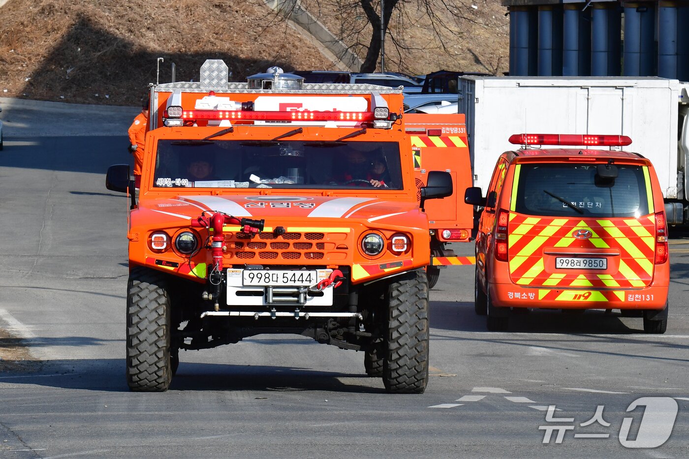 본문 이미지 - 경북 문무대왕면 입천리 산부 현장애 투입된 산림청 특수 진화차량. 2026.2.8 ⓒ 뉴스1 최창호 기자