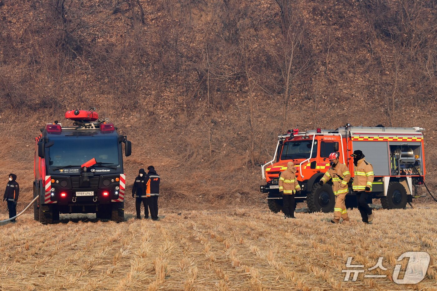 본문 이미지 - 경북 문무대왕면 입천리 산부 현장애 투입된 소방청 로젠바우어와 유니목 진화차량. 2026.2.8 ⓒ 뉴스1 최창호 기자