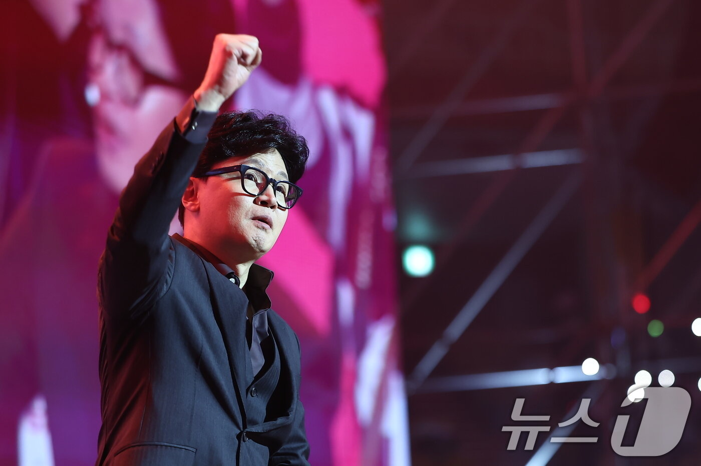 본문 이미지 - 한동훈 전 국민의힘 대표가 8일 서울 송파구 잠실실내체육관에서 열린 자신의 토크콘서트에서 지지자들을 향해 인사하고 있다. 2026.2.8 ⓒ 뉴스1 김도우 기자