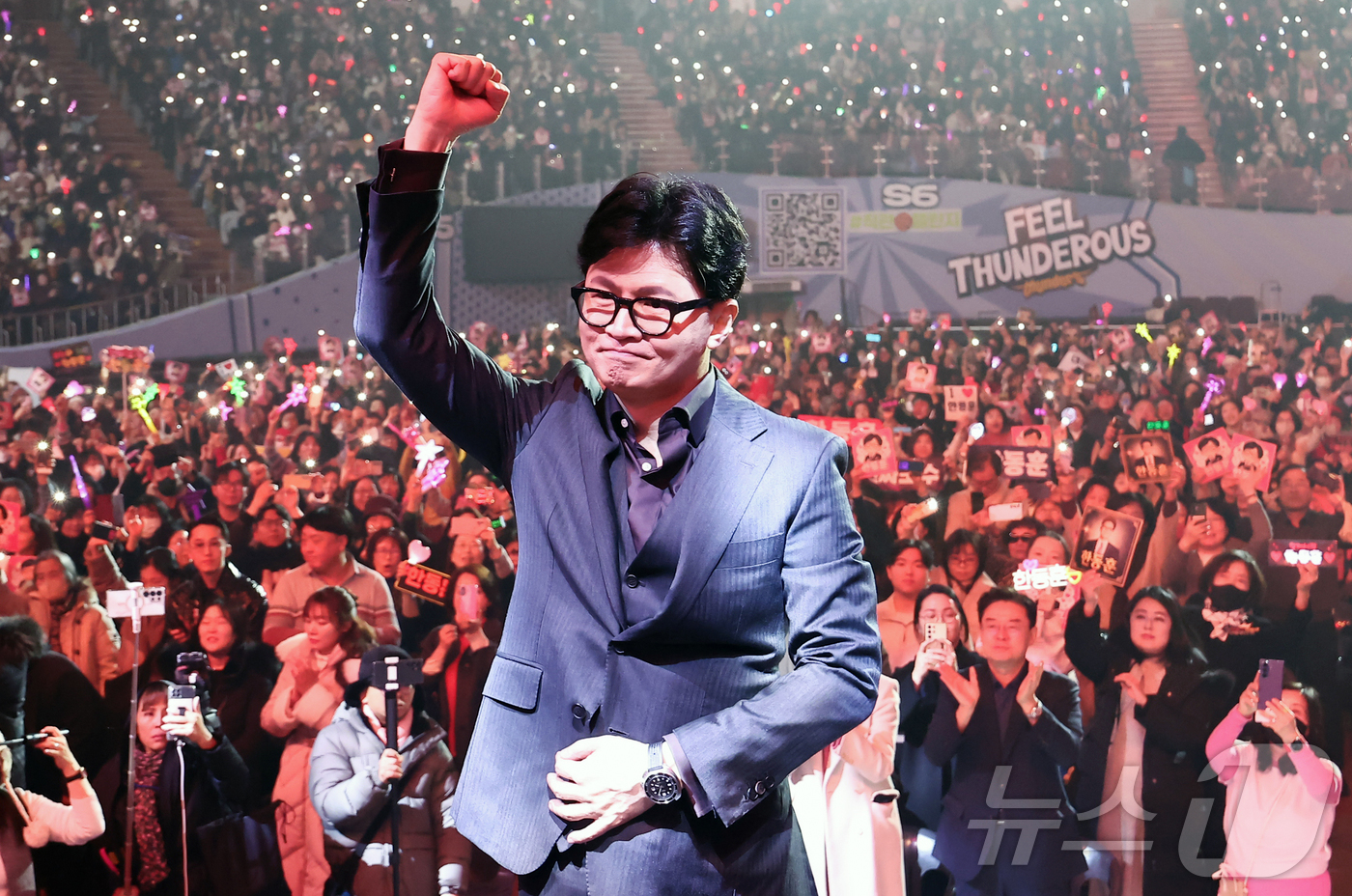 (서울=뉴스1) 김도우 기자 = 한동훈 전 국민의힘 대표가 8일 서울 송파구 잠실실내체육관에서 열린 자신의 토크콘서트에 참석하며 주먹을 쥐어보이고 있다. 2026.2.8/뉴스1