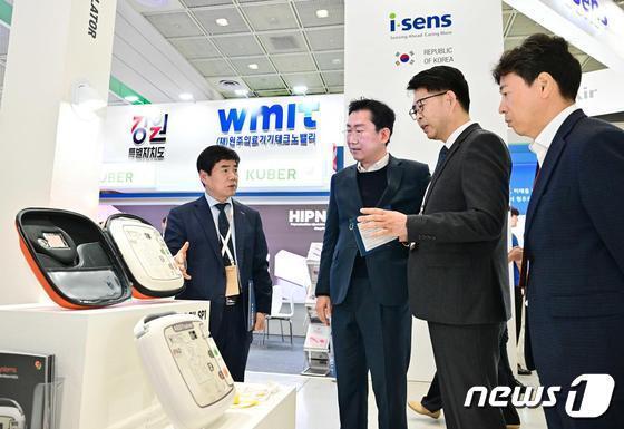 바늘 없이 편리하게 혈당 측정…계속 진화하는 아이센스[문대현의 메디뷰]