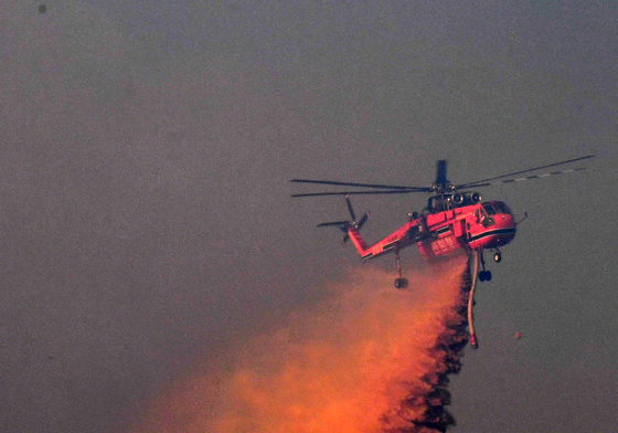 산불 확산 지연제 쏟아붓는 초대형진화헬기