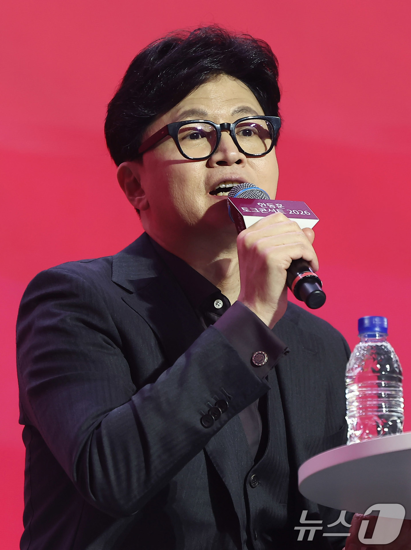 (서울=뉴스1) 김도우 기자 = 한동훈 전 국민의힘 대표가 8일 서울 송파구 잠실실내체육관에서 열린 자신의 토크콘서트에서 발언하고 있다. 2026.2.8/뉴스1