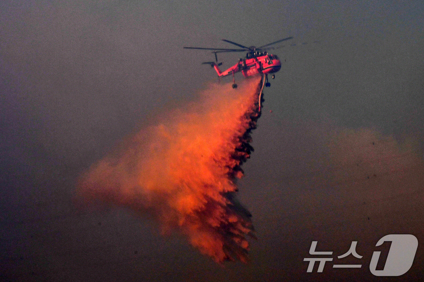 (경주=뉴스1) 최창호 기자 = 8일 경북 경주시 문무대왕면 입천리에서 발생한 산불이 강풍을 타고 확산되고 있는 가운데 산림청 초대형헬기(S-64) 헬기가 송전선로를 피해 진화 작 …