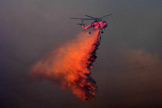 혹한 속 산불과 사투 진화대원에 경주 문무대왕면 주민들 '박수'