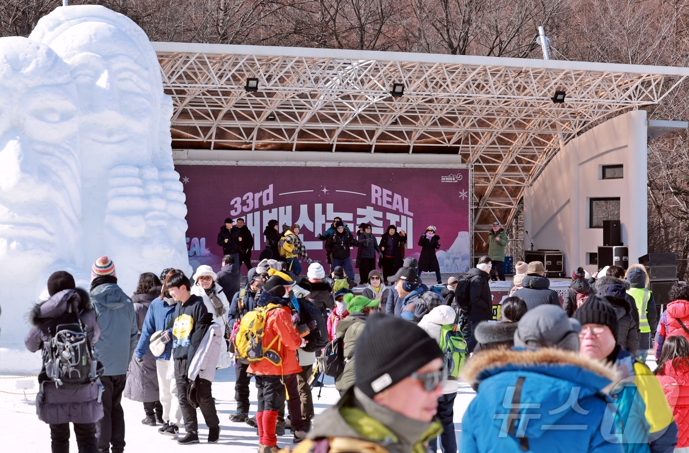 (태백=뉴스1) 신관호 기자 = 강원의 대표 겨울 축제 중 하나인 제33회 태백산 눈축제가 지난달 31일부터 태백산국립공원 일원에서 열리는 가운데, 8일 대형 눈조각 전시를 비롯한 …