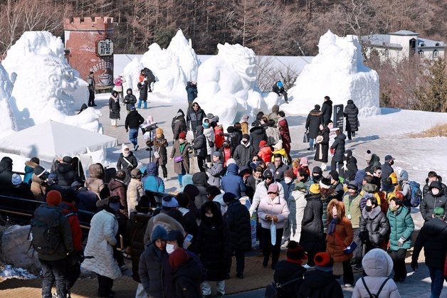 "대형 눈 조각 보러왔어요" 태백산 눈축제 오늘 폐막
