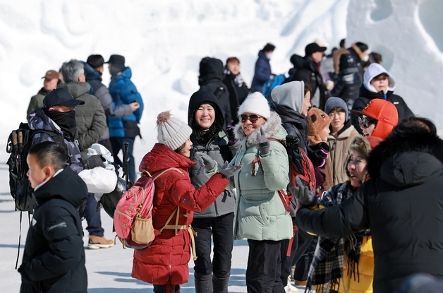 "겨울의 도시 태백"…눈축제 즐기는 관광객들
