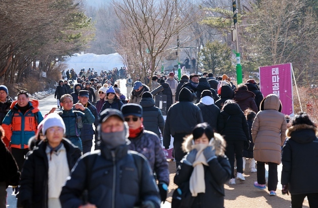 "등산화·지팡이 없으면 빌리세요"…국립공원 장비대여 전국 확대