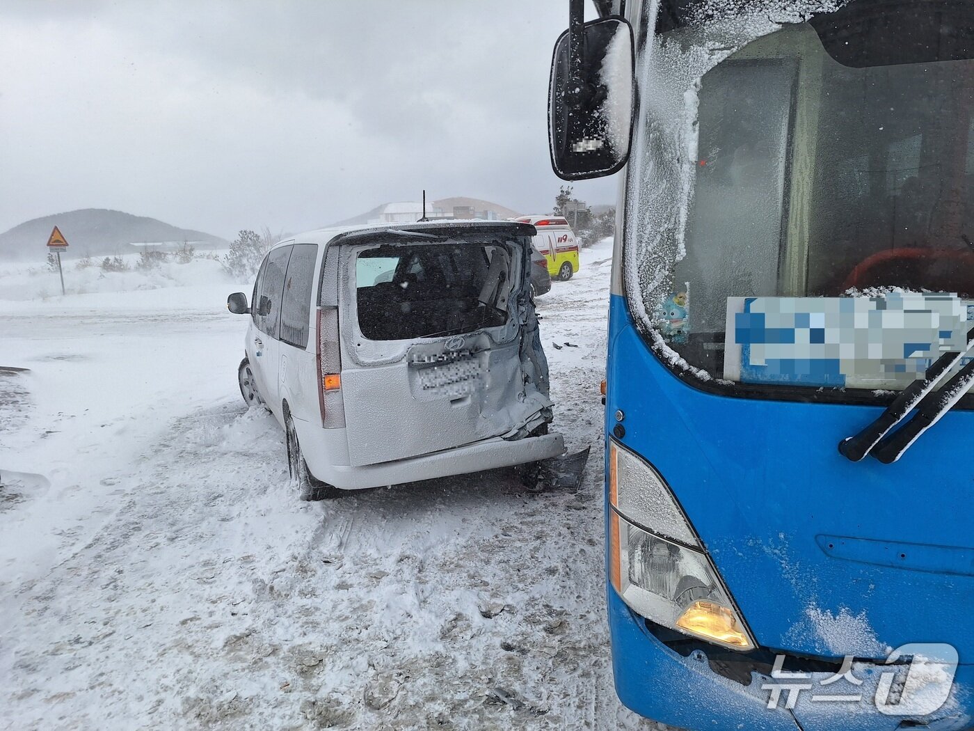 본문 이미지 - 8일 오후 1시5분쯤 제주시 애월읍 평화로에서 노선버스와 승합차가 충돌하는 사고가 발생했다.(제주특별자치도 소방안전본부 제공, 재판매 및 DB 금지)