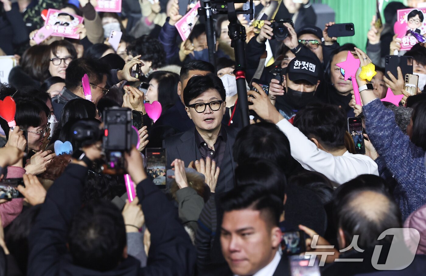 본문 이미지 - 한동훈 전 국민의힘 대표가 8일 서울 송파구 잠실실내체육관에서 열린 자신의 토크콘서트에 참석하고 있다. 2026.2.8 ⓒ 뉴스1 김도우 기자