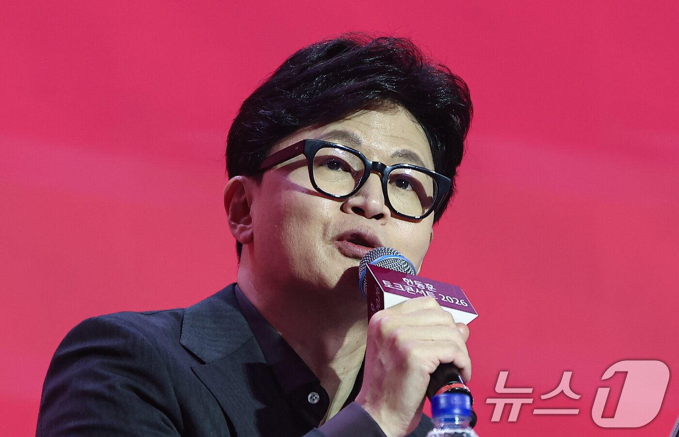 본문 이미지 - 한동훈 전 국민의힘 대표가 8일 서울 송파구 잠실실내체육관에서 열린 자신의 토크콘서트에서 발언하고 있다. 2026.2.8 ⓒ 뉴스1 김도우 기자