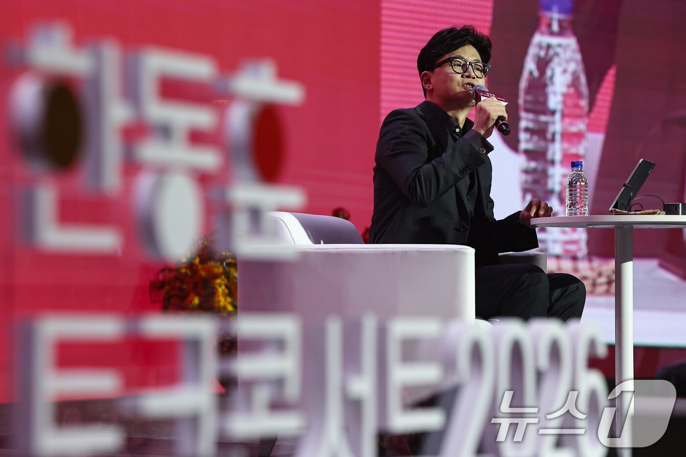 본문 이미지 - 한동훈 전 국민의힘 대표가 8일 서울 송파구 잠실실내체육관에서 열린 자신의 토크콘서트에서 발언하고 있다. 2026.2.8 ⓒ 뉴스1 김도우 기자
