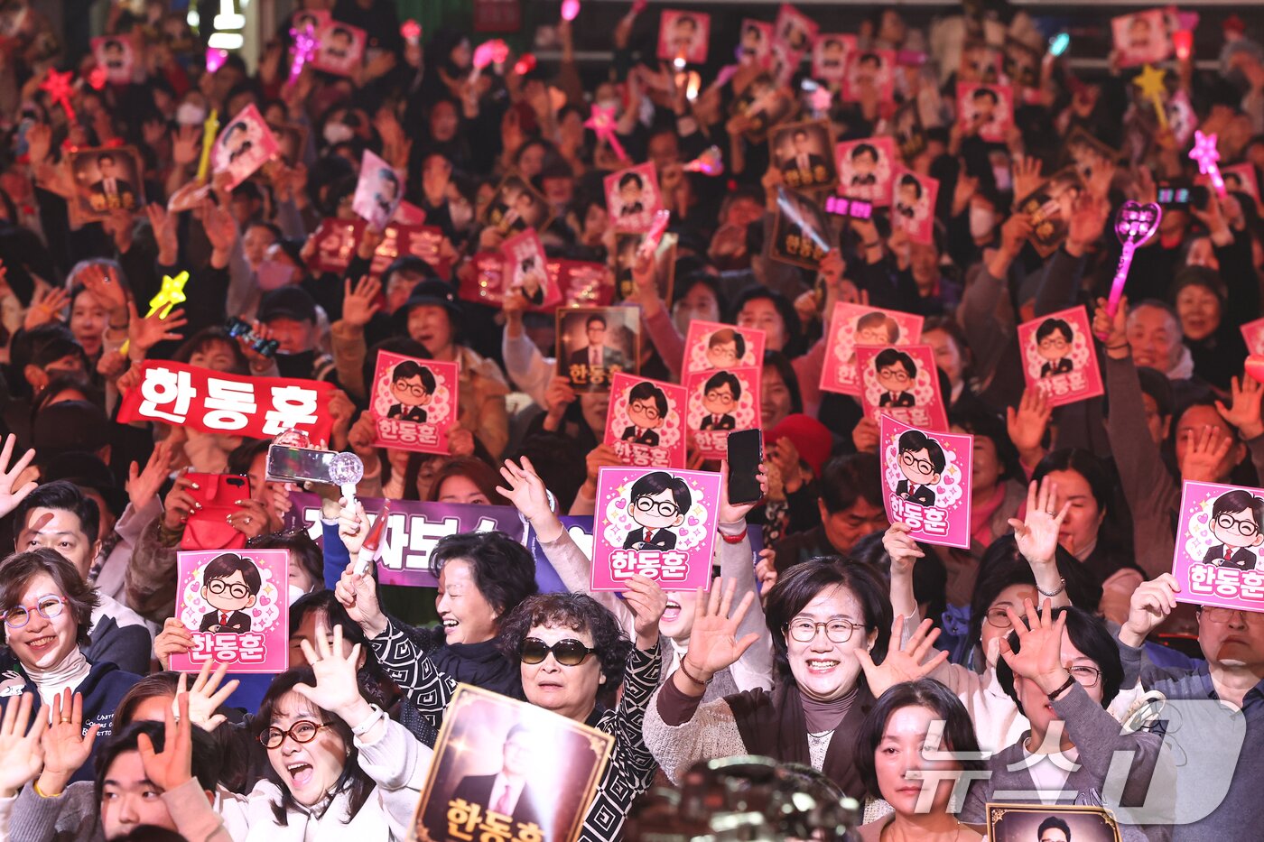 본문 이미지 - 8일 서울 송파구 잠실실내체육관에서 열린 한동훈 토크콘서트에서 지지자들이 환호하고 있다. 2026.2.8 ⓒ 뉴스1 김도우 기자