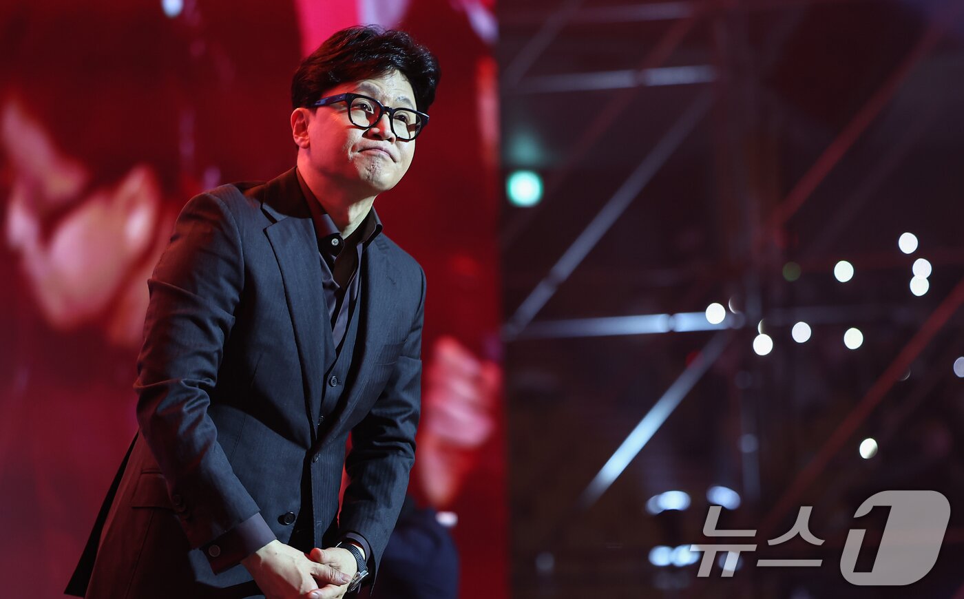 본문 이미지 - 한동훈 전 국민의힘 대표가 8일 서울 송파구 잠실실내체육관에서 열린 자신의 토크콘서트에 참석하며 지지자들에게 인사하고 있다. 2026.2.8 ⓒ 뉴스1 김도우 기자