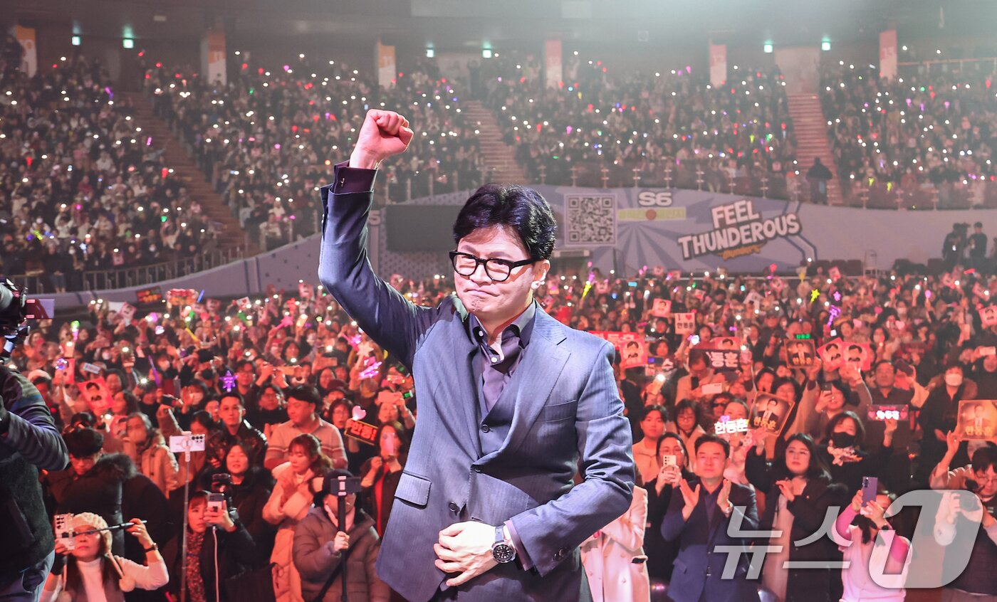 본문 이미지 - 한동훈 전 국민의힘 대표가 지난 8일 서울 송파구 잠실실내체육관에서 열린 자신의 토크콘서트에 참석하며 주먹을 쥐어보이고 있다. 2026.2.8 ⓒ 뉴스1 김도우 기자