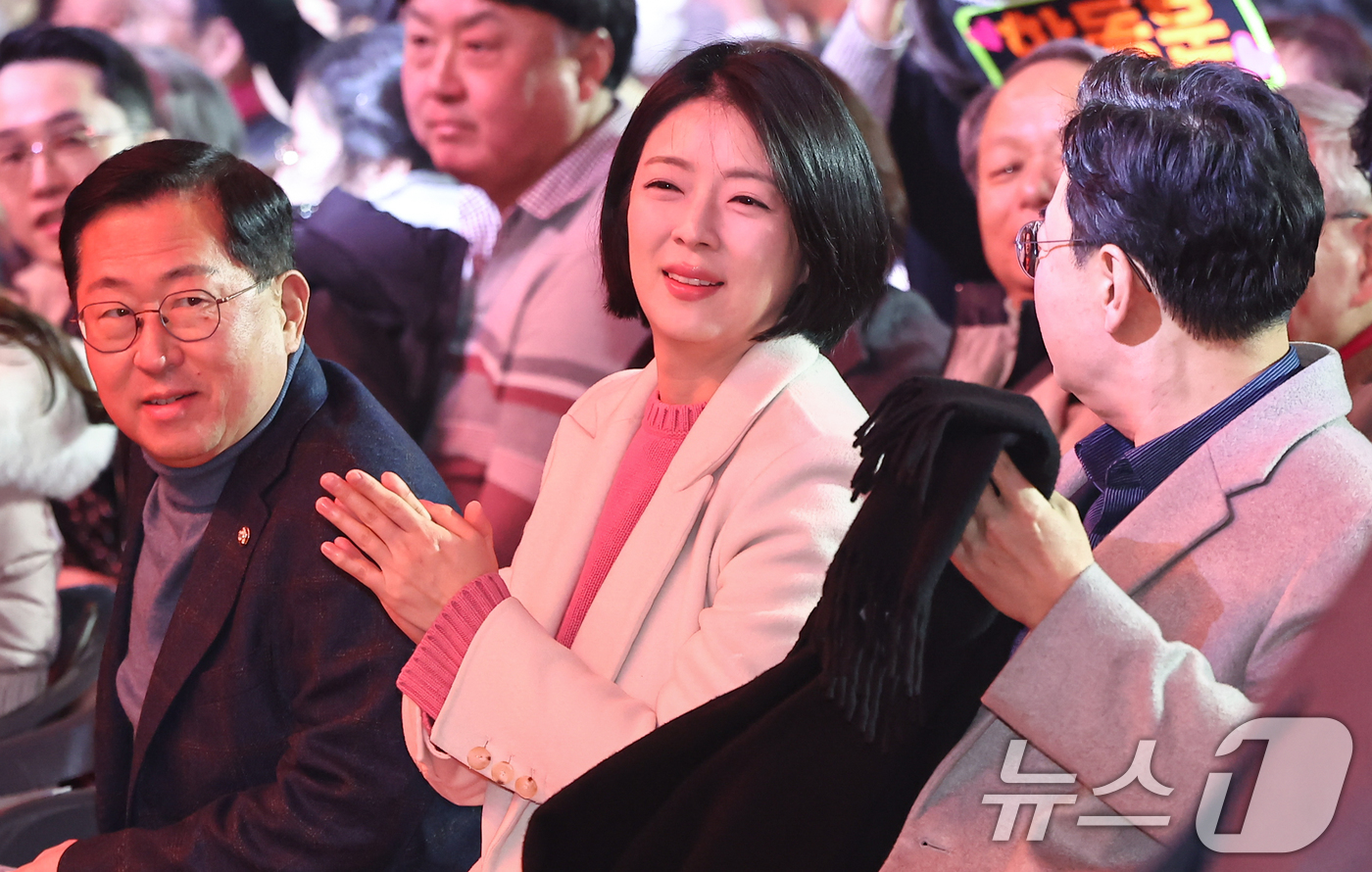 (서울=뉴스1) 김도우 기자 = 배현진 국민의힘 의원이 8일 서울 송파구 잠실실내체육관에서 열린 한동훈 토크콘서트에 참석해 손뼉치고 있다. 2026.2.8/뉴스1