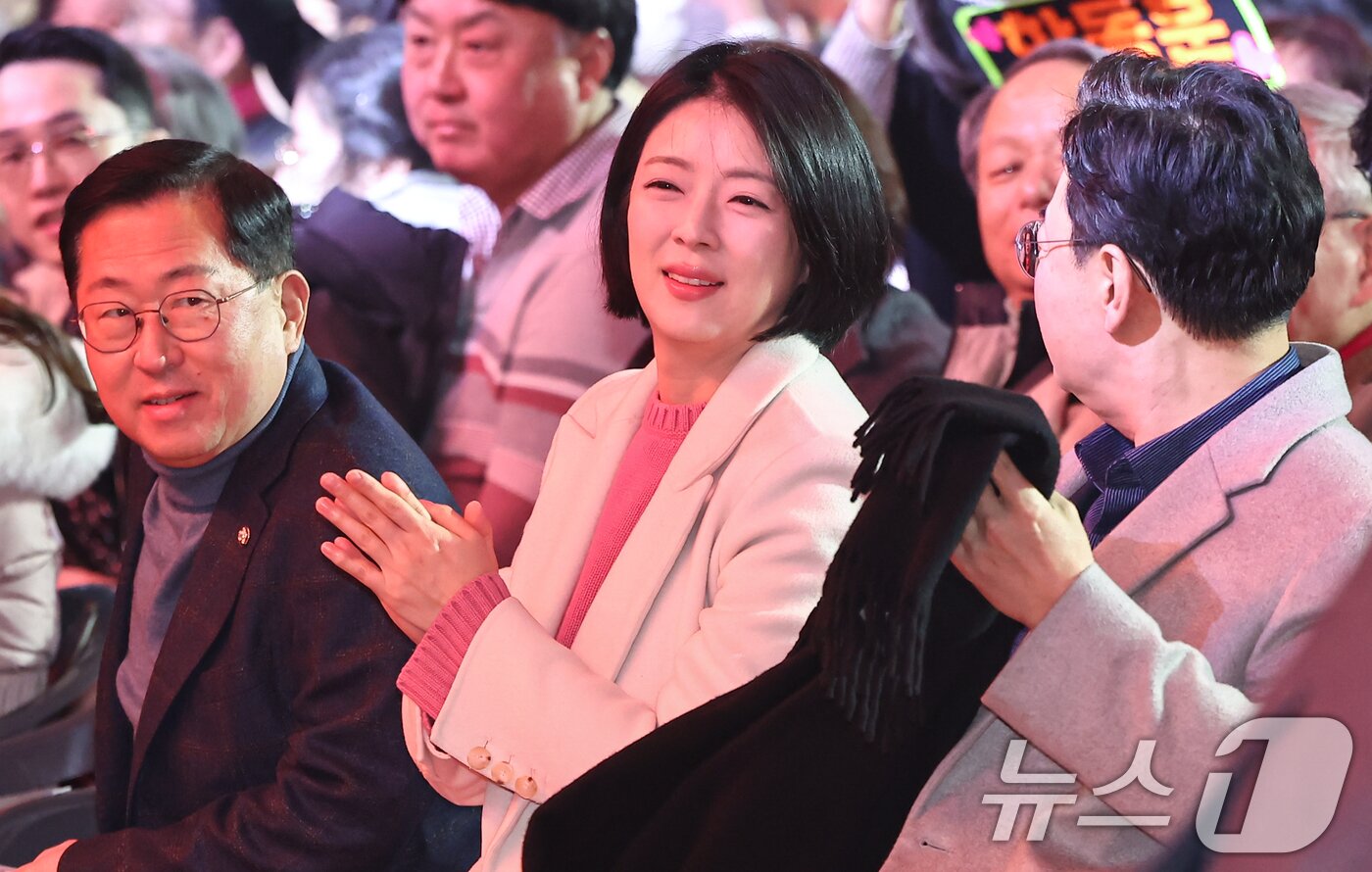 본문 이미지 - 배현진 국민의힘 의원이 8일 서울 송파구 잠실실내체육관에서 열린 한동훈 토크콘서트에 참석해 손뼉치고 있다. 2026.2.8 ⓒ 뉴스1 김도우 기자