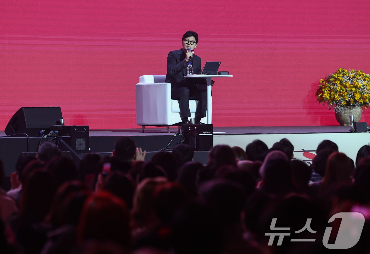 (서울=뉴스1) 김도우 기자 = 한동훈 전 국민의힘 대표가 8일 서울 송파구 잠실실내체육관에서 열린 자신의 토크콘서트에서 발언하고 있다. 2026.2.8/뉴스1