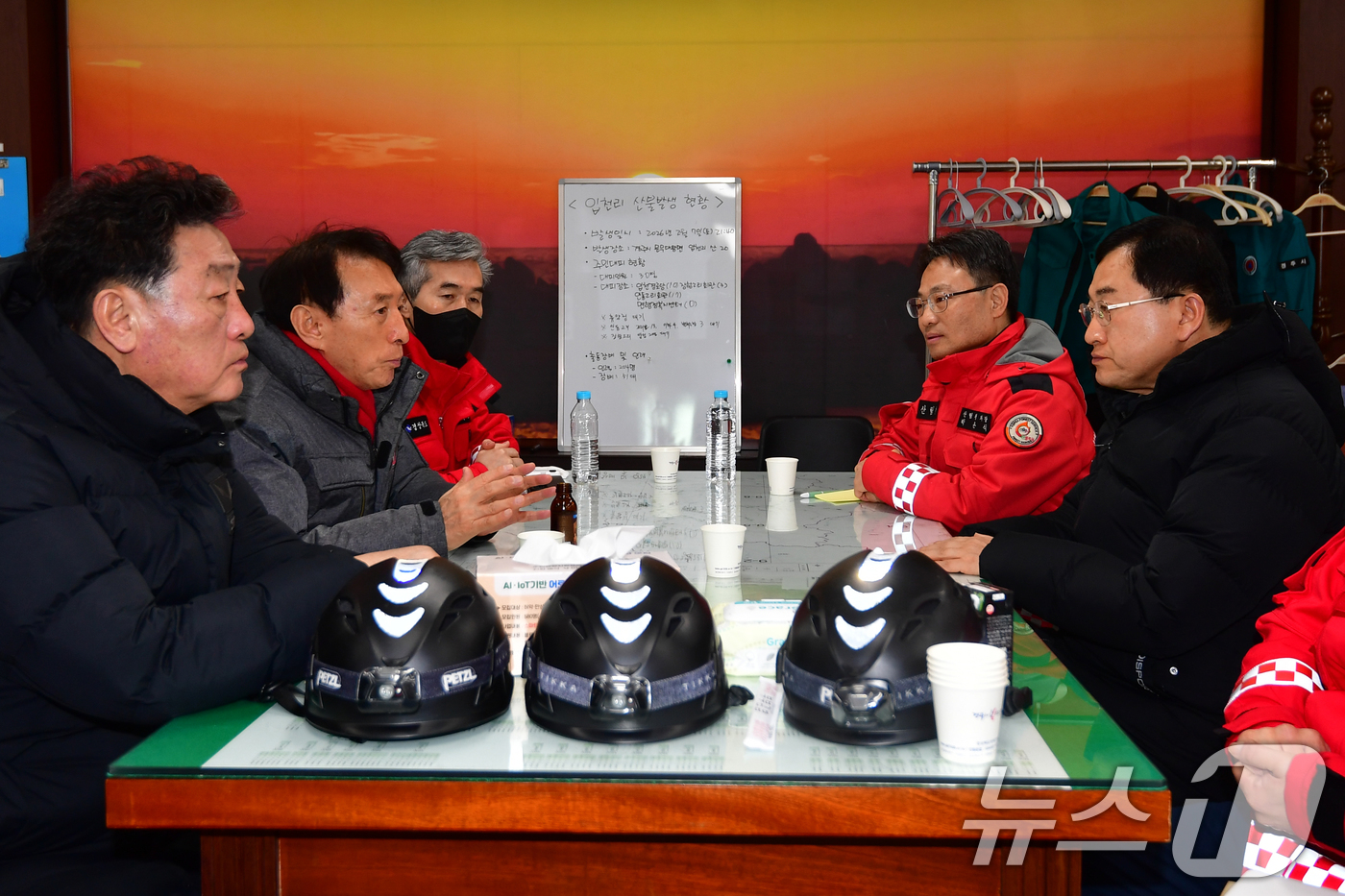 (경주=뉴스1) 최창호 기자 = 김석기 국민의힘(경주)의원과 주낙영 경주시의장, 이동협 경주시의장, 박은식 산림청 차장이 8일 산불현장본부가 마련된 문무대왕면 행정복지센터에서 진화 …