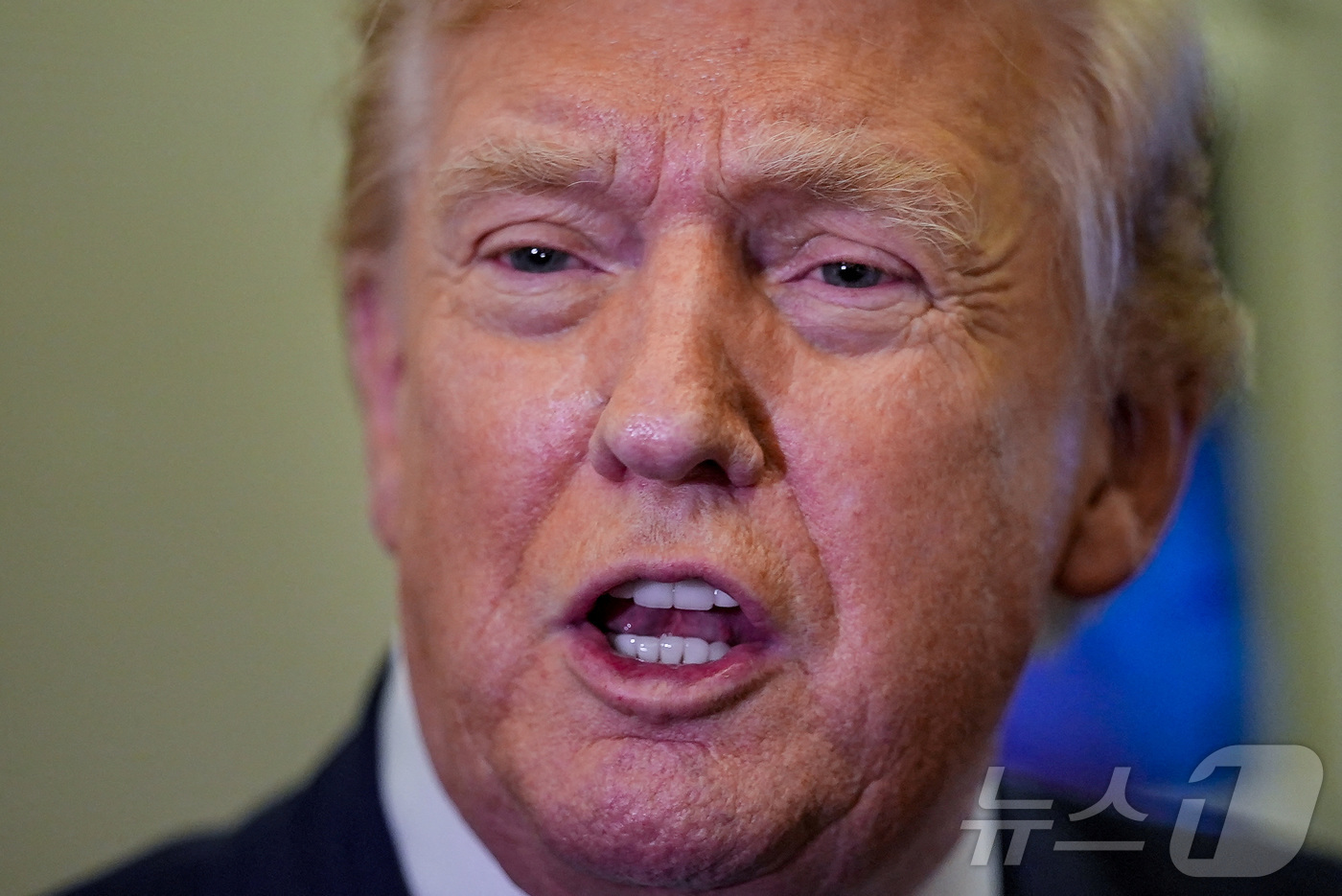 (로이터=뉴스1) 김경민 기자 = 도널드 트럼프 미국 대통령은 6일(현지시간) 미국 플로리다주 팜비치로 향하는 대통령 전용기 에어포스원 안에서 취재진과 대화를 하고 있다. 2026 …