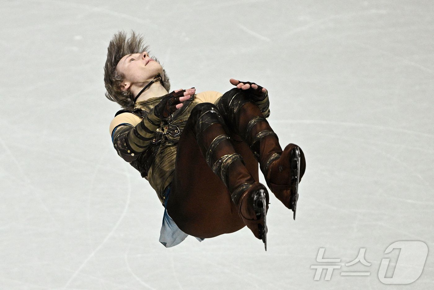 본문 이미지 - 미국 피겨선수 일리야 말리닌이 7일(현지시간) 이탈리아 밀라노 아이스 스케이팅 아레나에서 열린 2026 밀라노·코르티나담페초 동계올림픽 피겨 스케이팅 팀 이벤트(단체전) 남자 싱글 쇼트 프로그램에서 연기를 펼치고 있다. ⓒ AFP=뉴스1