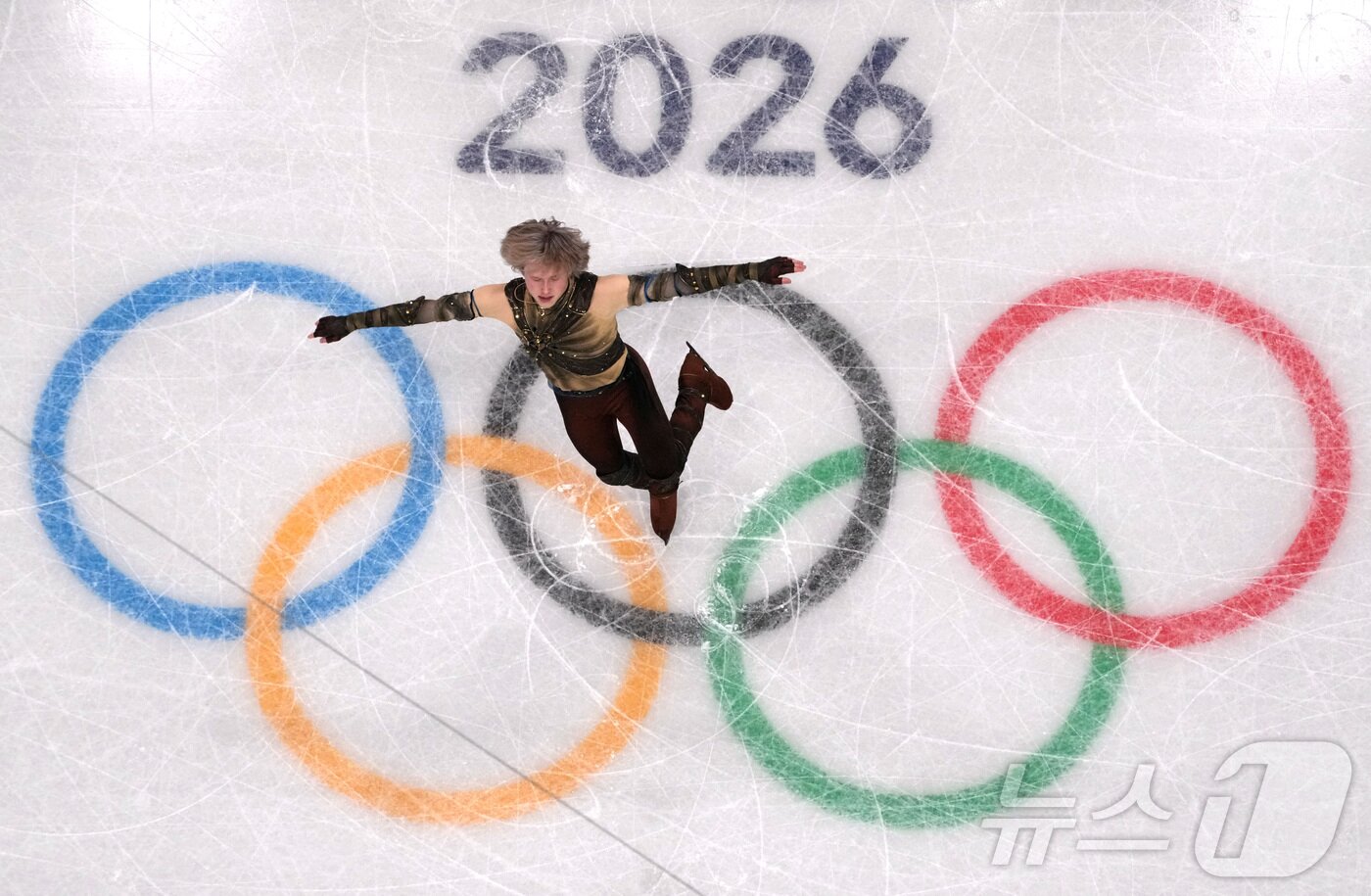 본문 이미지 - 미국 피겨선수 일리야 말리닌이 7일(현지시간) 이탈리아 밀라노 아이스 스케이팅 아레나에서 열린 2026 밀라노·코르티나담페초 동계올림픽 피겨 스케이팅 팀 이벤트(단체전) 남자 싱글 쇼트 프로그램에서 연기를 펼치고 있다. ⓒ 로이터=뉴스1