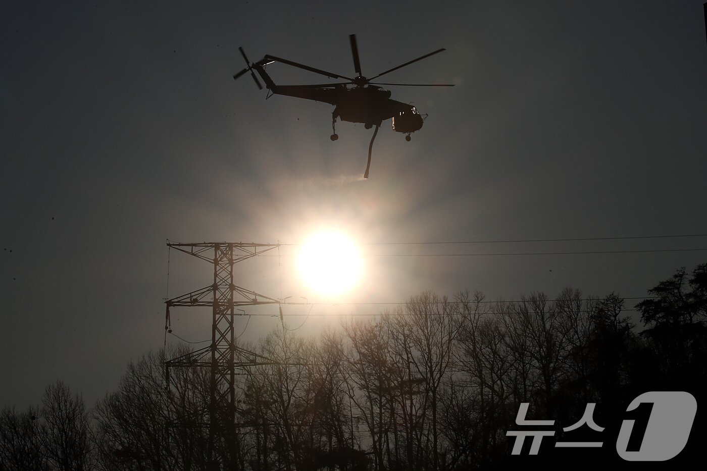 본문 이미지 - 8일 오후 경북 경주시 문무대왕면 산불 현장에 투입된 헬기가 일몰 전 산불을 잡기 위해 부지런히 물을 채워 나르고 있다. 2026.2.8 ⓒ 뉴스1 공정식 기자