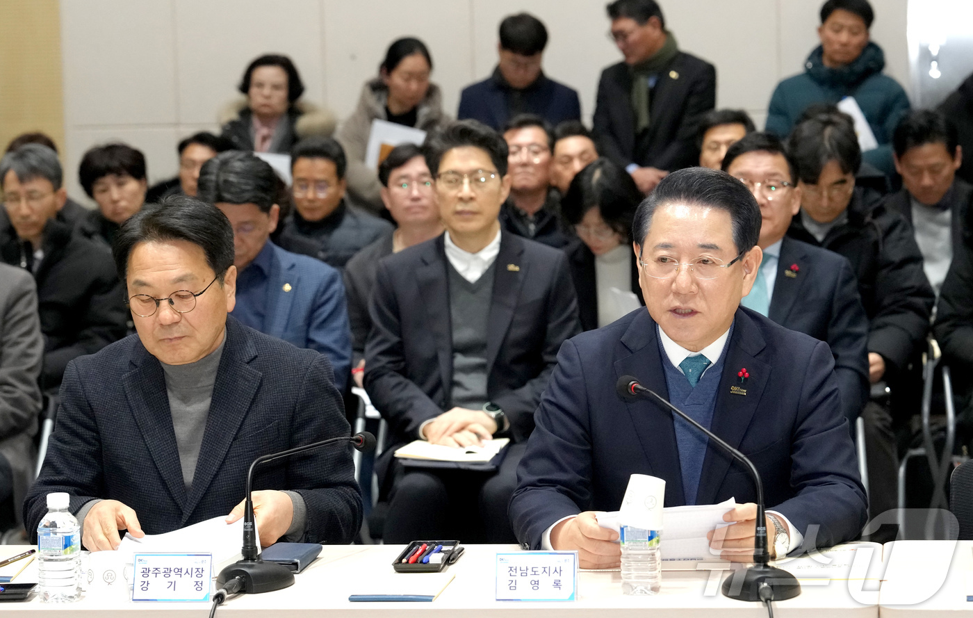 (무안=뉴스1) 전원 기자 = 김영록 전라남도지사가 8일 목포대학교 남악캠퍼스에서 열린 ‘전남광주특별법안 논의 제5차간담회’에서 지역 국회의원들과 특별법 진행상황 점검 및 정부 입 …