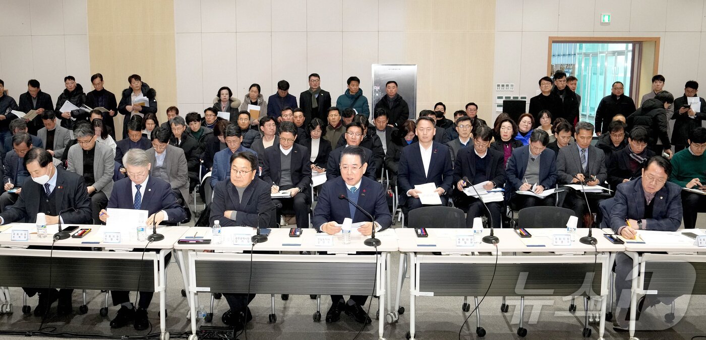 본문 이미지 - 김영록 전라남도지사가 8일 목포대학교 남악캠퍼스에서 열린 ‘전남광주특별법안 논의 제5차간담회’에서 지역 국회의원들과 특별법 진행상황 점검 및 정부 입장에 대한 대책을 논의하고 있다. (전남도 제공. 재판매 및 DB금지) 2026.2.8 /뉴스1