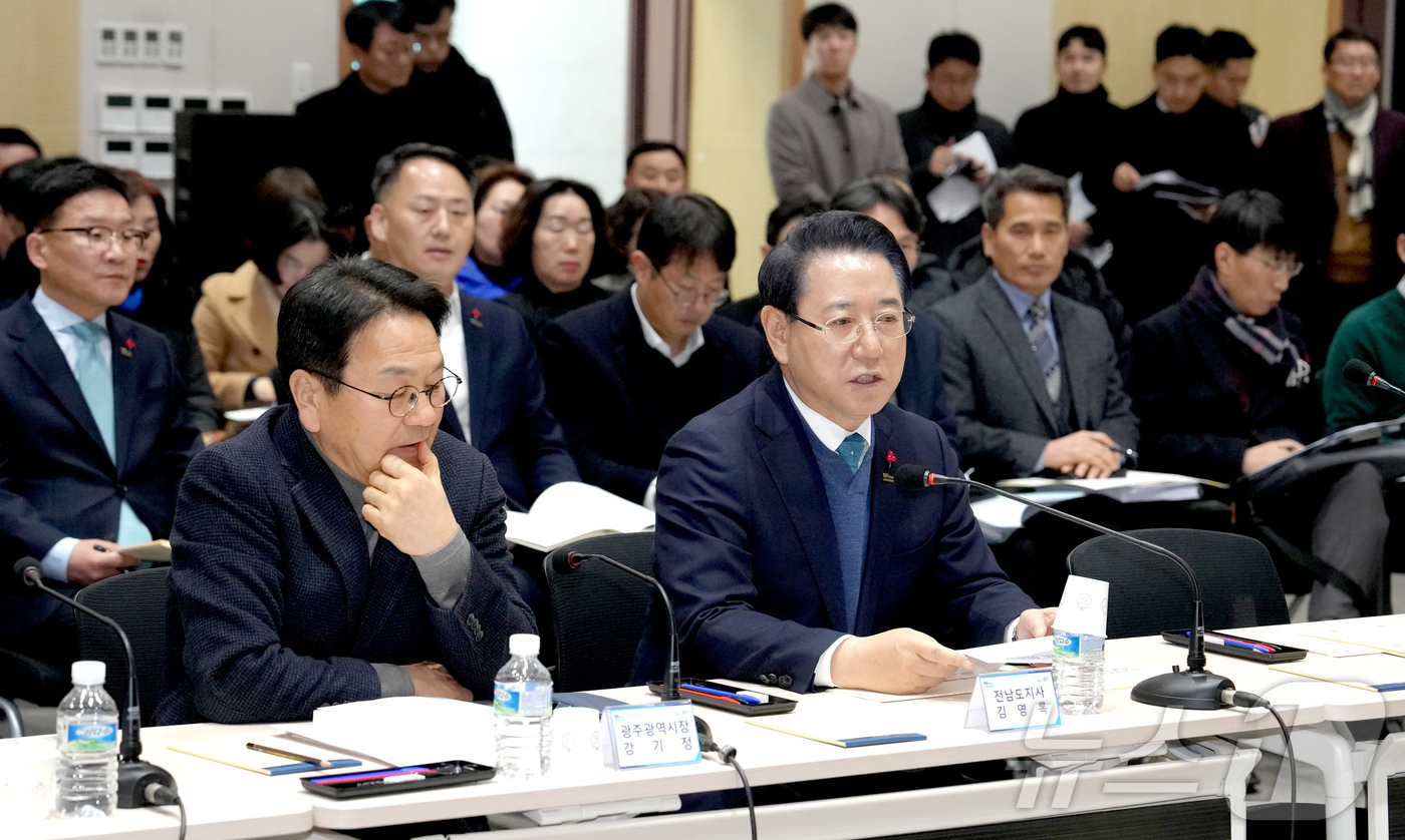 (무안=뉴스1) 전원 기자 = 김영록 전라남도지사가 8일 목포대학교 남악캠퍼스에서 열린 ‘전남광주특별법안 논의 제5차간담회’에서 지역 국회의원들과 특별법 진행상황 점검 및 정부 입 …