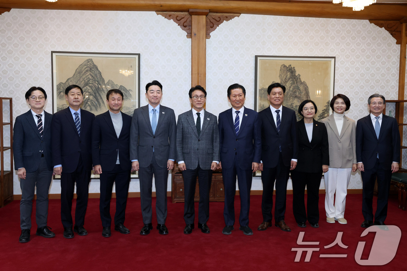 (서울=뉴스1) 최지환 기자 = 김민석 국무총리가 8일 오후 서울 종로구 국무총리공관에서 열린 고위당정협의회에서 강훈식 대통령 비서실장, 정청래 더불어민주당 대표 등 참석자들과 기 …