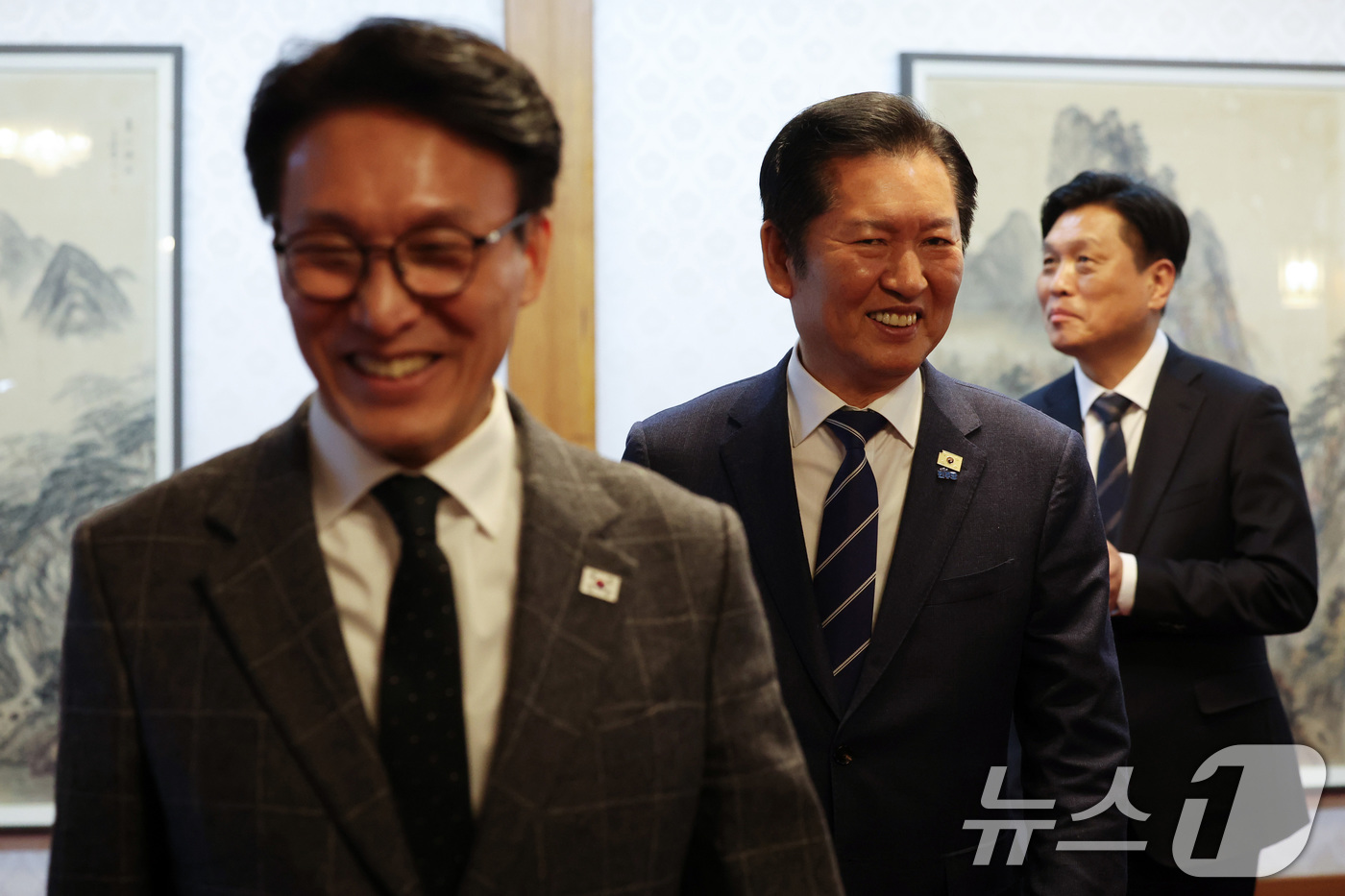 (서울=뉴스1) 최지환 기자 = 김민석 국무총리, 정청래 더불어민주당 대표가 8일 오후 서울 종로구 국무총리공관에서 열린 고위당정협의회에 입장하고 있다. (공동취재) 2026.2. …