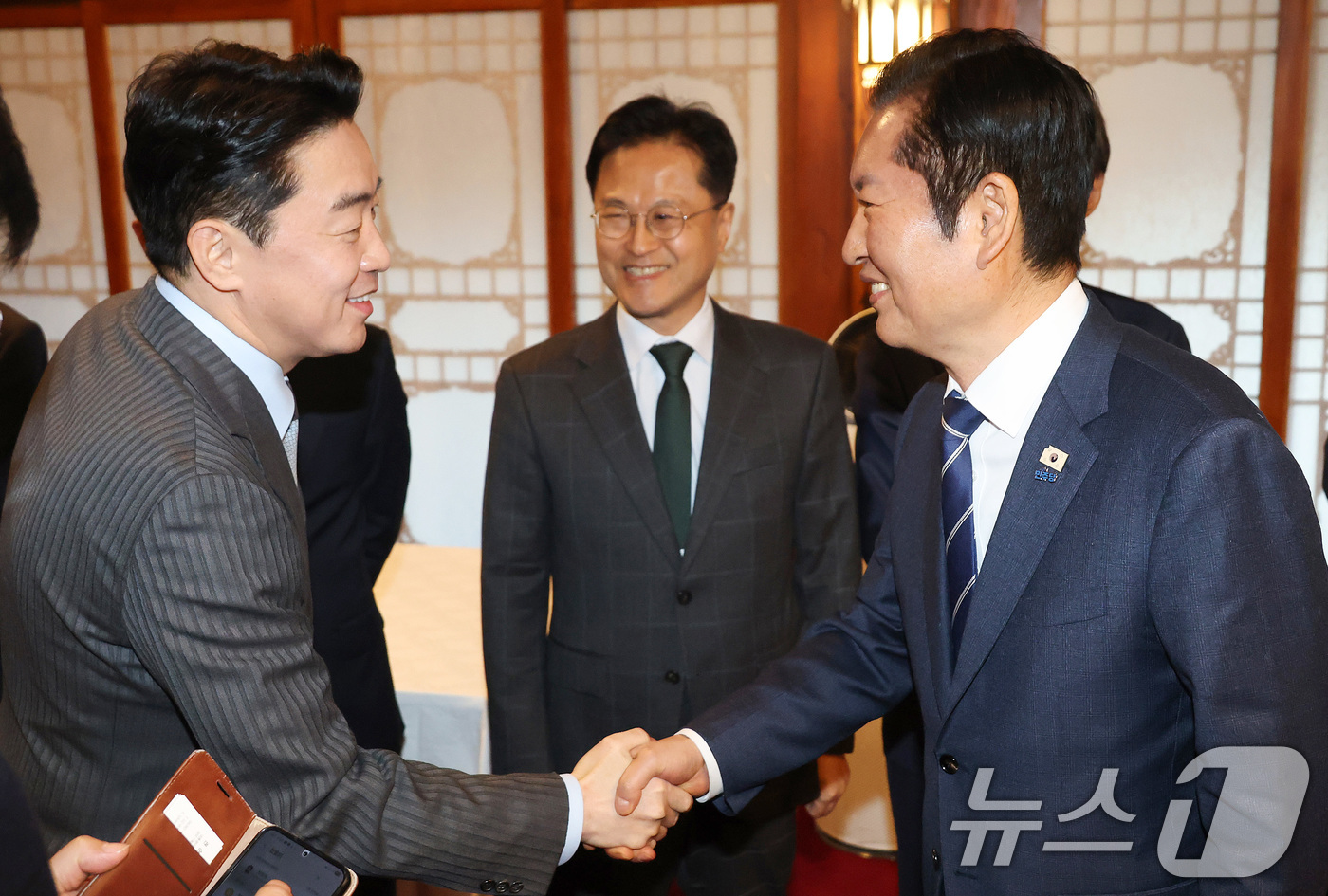 (서울=뉴스1) 최지환 기자 = 강훈식 대통령비서실장과 정청래 더불어민주당 대표가 8일 오후 서울 종로구 국무총리공관에서 열린 고위당정협의회에서 인사를 나누고 있다. (공동취재) …