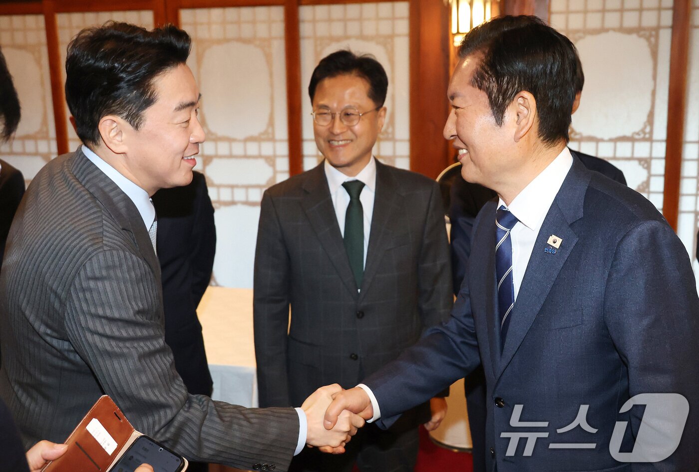 본문 이미지 - 강훈식 대통령비서실장과 정청래 더불어민주당 대표가 8일 오후 서울 종로구 국무총리공관에서 열린 고위당정협의회에서 인사를 나누고 있다. (공동취재) 2026.2.8 ⓒ 뉴스1 최지환 기자
