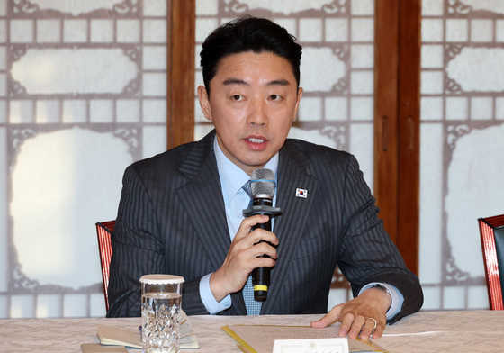 강훈식 "위안부·강제동원 부정 서적, 공공도서관 비치 우려…제도 점검"