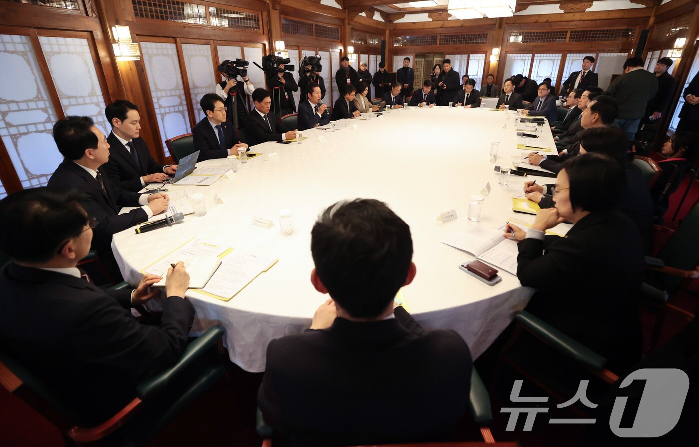 본문 이미지 - 지난 8일 오후 서울 종로구 국무총리공관에서 열린 고위당정협의회. (공동취재) 2026.2.8 ⓒ 뉴스1 최지환 기자
