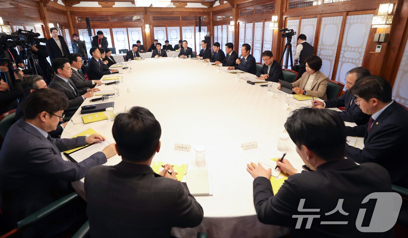 본문 이미지 - 8일 오후 서울 종로구 국무총리공관에서 열린 고위당정협의회. (공동취재) 2026.2.8 ⓒ 뉴스1 최지환 기자